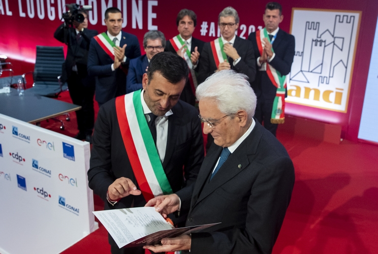  Il Presidente della Repubblica Sergio Mattarella al termine dell’Assemblea dell’ANCI con il Presidente Decaro 