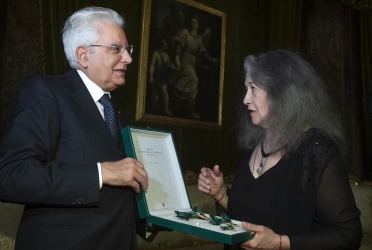 Il Presidente Sergio Mattarella consegna l'Onorificenza di Commendatore dell'Ordine al Merito della Repubblica Italiana a Martha Argerich.

