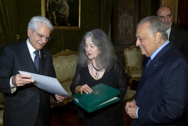 Il Presidente Sergio Mattarella consegna l'Onorificenza di Commendatore dell'Ordine al Merito della Repubblica Italiana a Martha Argerich.

