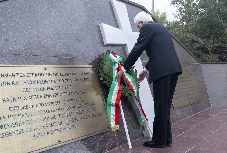 Cefalonia - Il Presidente della Repubblica Sergio Mattarella in occasione della deposizione di una corona al Monumento ai Caduti della Divisione Acqui