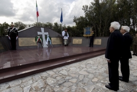 Cefalonia - Il Presidente della Repubblica Sergio Mattarella e il Presidente della Repubblica Ellenica Prokopios Pavlopoulos in occasione della deposizione di una corona al Monumento ai Caduti della Divisione Acqui