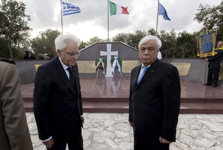 Cefalonia - Il Presidente della Repubblica Sergio Mattarella e il Presidente della Repubblica Ellenica Prokopios Pavlopoulos in occasione della deposizione di una corona al Monumento ai Caduti della Divisione Acqui