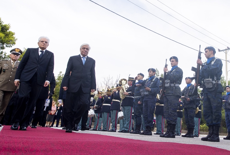 Cefalonia - Il Presidente della Repubblica Sergio Mattarella con il Presidente della Repubblica Ellenica Prokopios Pavlopoulos poco prima della deposizione di una corona al Monumento greco ai Caduti della Resistenza Nazionale