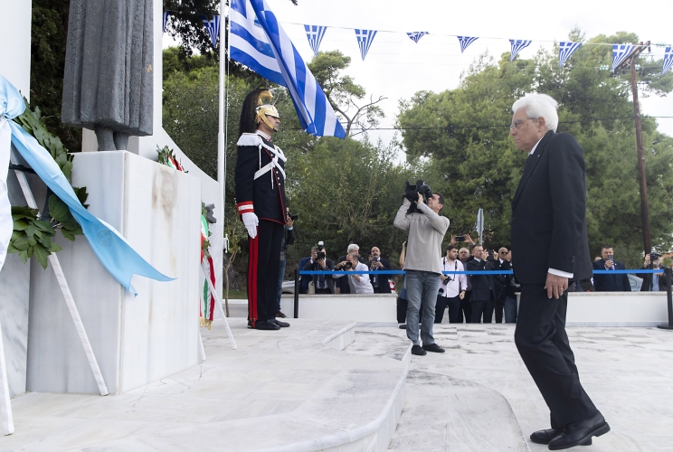 Cefalonia - Il Presidente della Repubblica Sergio Mattarella nel corso della deposizione di una corona al Monumento greco ai Caduti della Resistenza Nazionale
