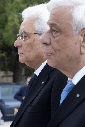 Cefalonia - Il Presidente della Repubblica Sergio Mattarella e il Presidente della Repubblica Ellenica Prokopios Pavlopoulos in occasione della deposizione di una corona al Monumento greco  ai Caduti della Resistenza Nazionale