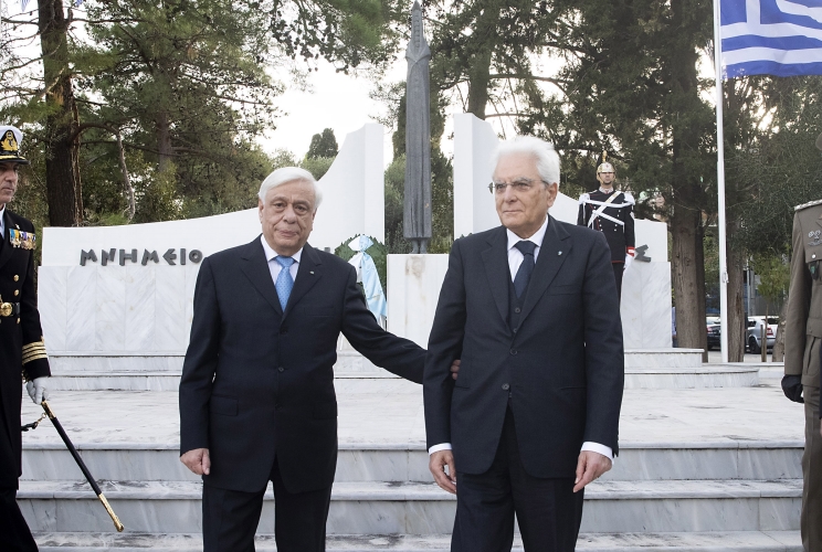 Cefalonia - Il Presidente della Repubblica Sergio Mattarella con il Presidente della Repubblica Ellenica Prokopios Pavlopoulos subito dopo la deposizione di una corona al Monumento greco ai Caduti della Resistenza Nazionale