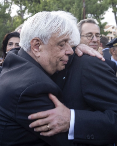 Cefalonia - Il Presidente della Repubblica Sergio Mattarella con il Presidente della Repubblica Ellenica Prokopios Pavlopoulos al termine della cerimonia a Cefalonia