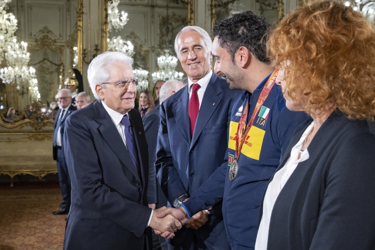 Il Presidente Sergio Mattarella saluta il Direttore Tecnico della Nazionale di Pallavolo femminile, Davide Mazzanti