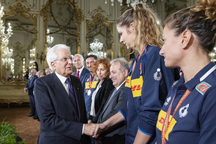 Il Presidente Sergio Mattarella saluta Cristina Chirichella, capitano della Nazionale femminile di pallavolo