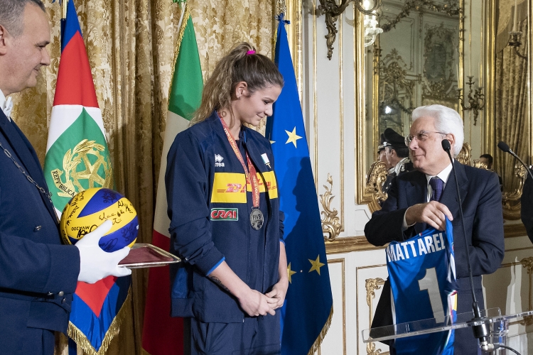 Il Presidente Sergio Mattarella con il Capitano della Nazionale femminile, Cristina Chirichella