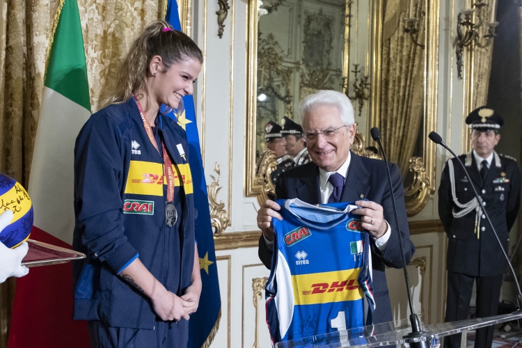 Il Presidente Sergio Mattarella con il Capitano della Nazionale femminile, Cristina Chirichella