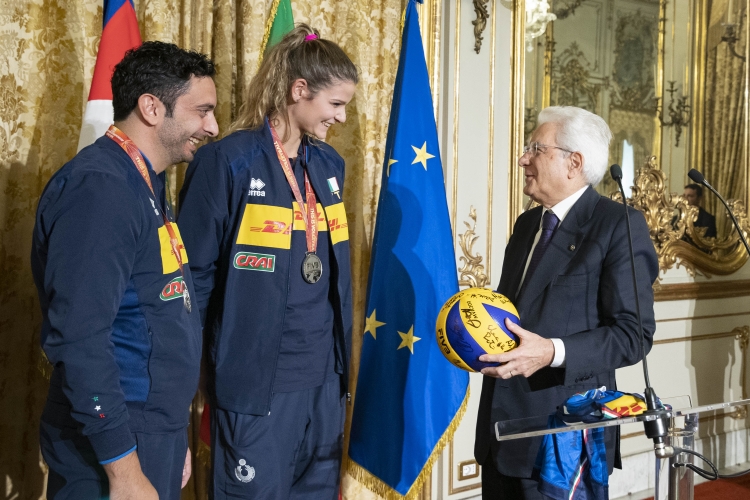 Il Presidente Mattarella con il Direttore Tecnico della Nazionale di Pallavolo femminile, Davide Mazzanti e il Capitano della Nazionale femminile, Cristina Chirichella