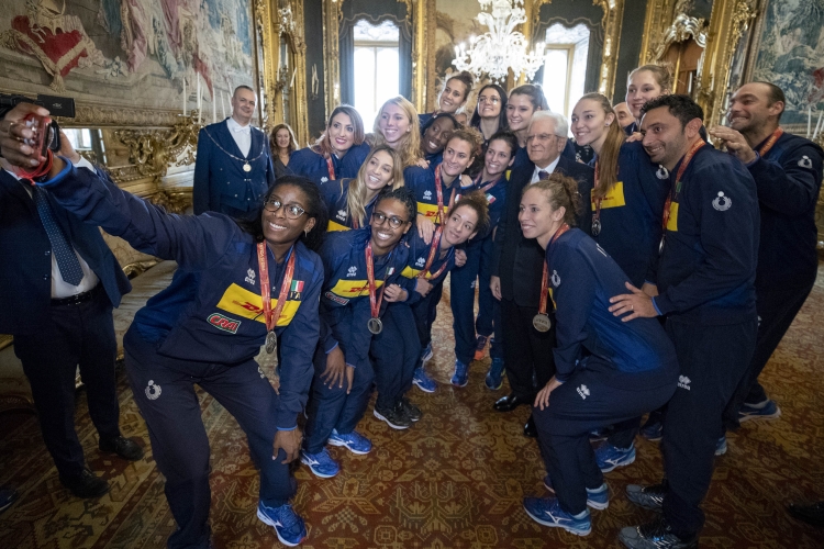 Il Presidente Sergio Mattarella con la Nazionale italiana femminile di pallavolo finalista ai Mondiali 2018 in Giappone.