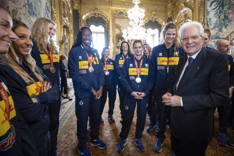 Il Presidente Sergio Mattarella con la Nazionale italiana femminile di pallavolo finalista ai Mondiali 2018 in Giappone