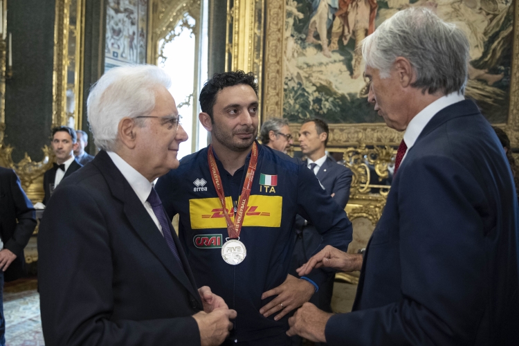 Il Presidente Sergio Mattarella con la Nazionale italiana femminile di pallavolo finalista ai Mondiali 2018 in Giappone