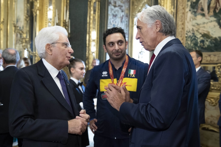 Il Presidente Sergio Mattarella con la Nazionale italiana femminile di pallavolo finalista ai Mondiali 2018 in Giappone