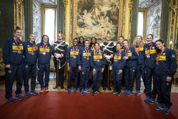 Il Presidente Sergio Mattarella con la Nazionale italiana femminile di pallavolo finalista ai Mondiali 2018 in Giappone