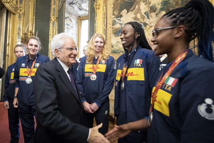 Il Presidente Sergio Mattarella con la Nazionale italiana femminile di pallavolo finalista ai Mondiali 2018 in Giappone