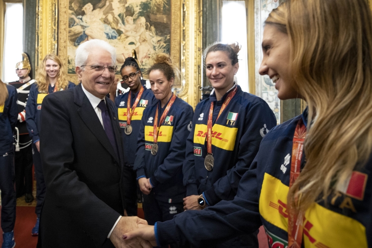Il Presidente Sergio Mattarella con la Nazionale italiana femminile di pallavolo finalista ai Mondiali 2018 in Giappone