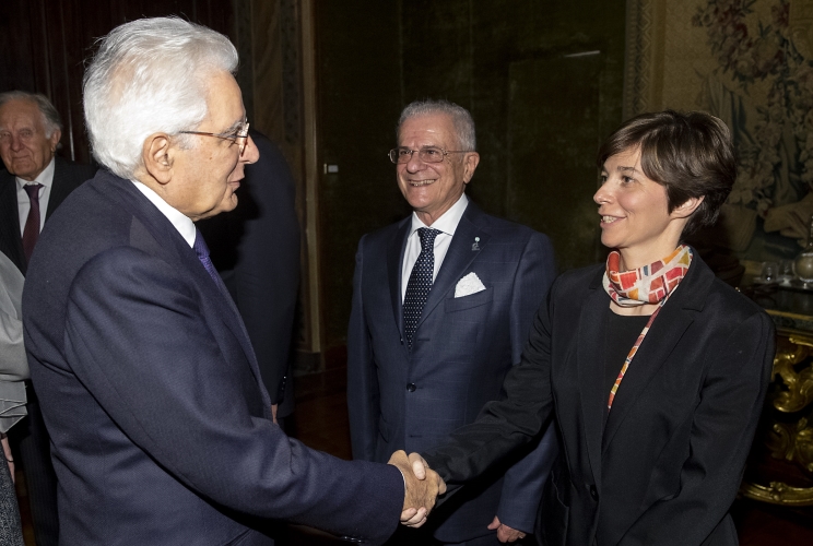 Il Presidente Sergio Mattarella saluta Elisa Giovannetti, ricercatrice presso il Dipartimento di Ricerca Traslazionale e delle nuove Tecnologie in Medicina e Chirurgia dell'Università di Pisa, in occasione della cerimonia di celebrazione de "I Giorni della Ricerca"