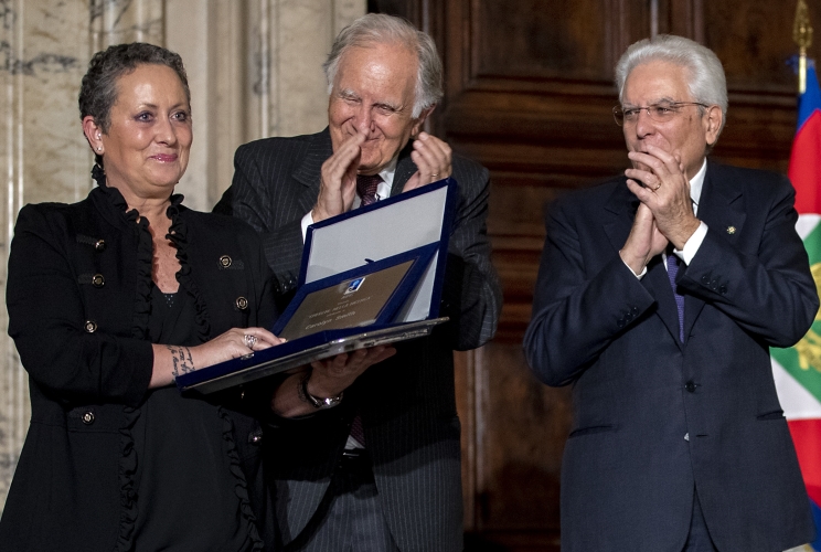 Il Presidente Sergio Mattarella con Carolyn Smith, vincitrice del Premio Speciale AIRC "Credere nella Ricerca"