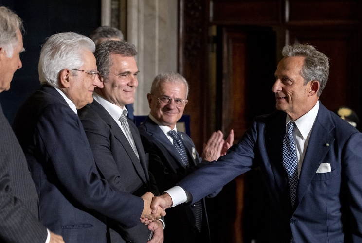 Il Presidente Sergio Mattarella con Gaetano Miccichè, in rappresentanza della Lega Calcio Serie A, per il Premio Speciale AIRC "Credere nella Ricerca"