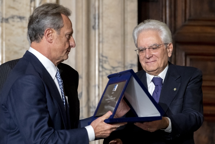Il Presidente Sergio Mattarella con Gaetano Miccichè, in rappresentanza della Lega Calcio Serie A, per il Premio Speciale AIRC "Credere nella Ricerca"