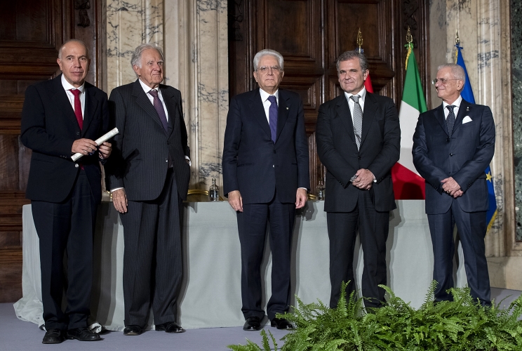 Il Presidente Sergio Mattarella con Maurizio D'Incalci, dell'Istituto di Ricerche Farmacologiche Mario Negri di Milano, in occasione della consegna della pergamena del "Premio Venosta"