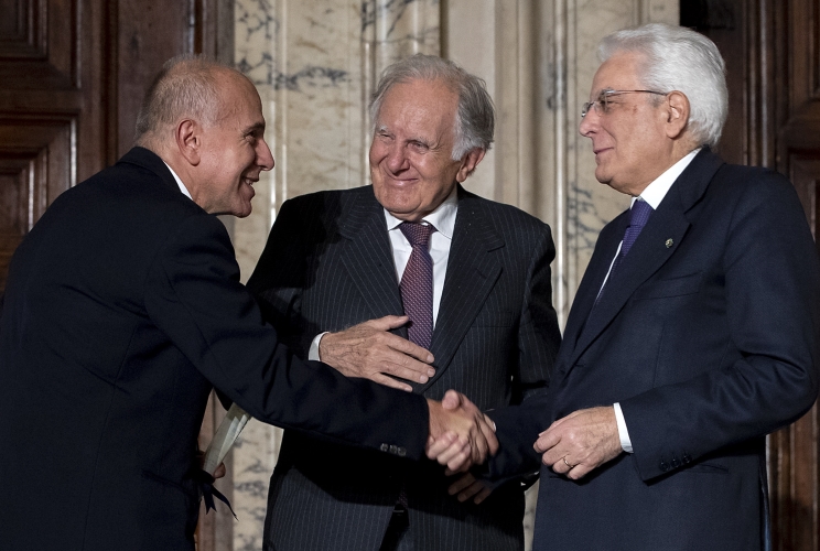 Il Presidente Sergio Mattarella con Maurizio D'Incalci, dell'Istituto di Ricerche Farmacologiche Mario Negri di Milano, in occasione della consegna della pergamena del "Premio Venosta"