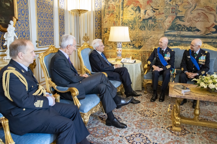 Il Presidente Sergio Mattarella con il Gen. S.A. Enzo VECCIARELLI e il Gen. S.A. Alberto ROSSO, rispettivamente Capo di Stato Maggiore dell’Aeronautica uscente e subentrante.
