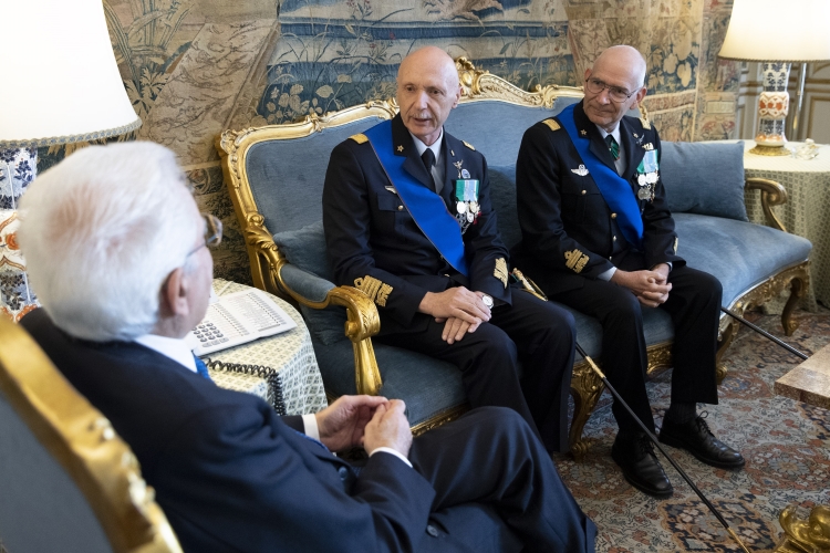 Il Presidente Sergio Mattarella con il Gen. S.A. Enzo VECCIARELLI e il Gen. S.A. Alberto ROSSO, rispettivamente Capo di Stato Maggiore dell’Aeronautica uscente e subentrante.
