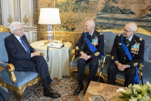 Il Presidente Sergio Mattarella con il Gen. S.A. Enzo VECCIARELLI e il Gen. S.A. Alberto ROSSO, rispettivamente Capo di Stato Maggiore dell’Aeronautica uscente e subentrante.
