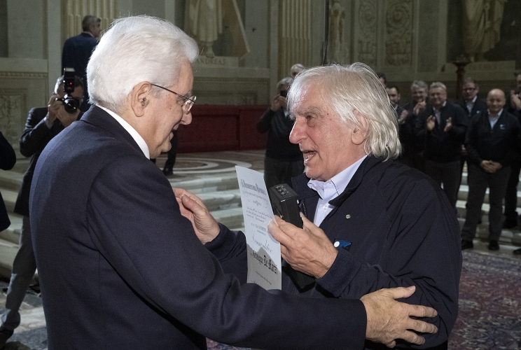 Il Presidente della Repubblica Sergio Mattarella saluta il direttore de I Crodaioli Bepi De Marzi 