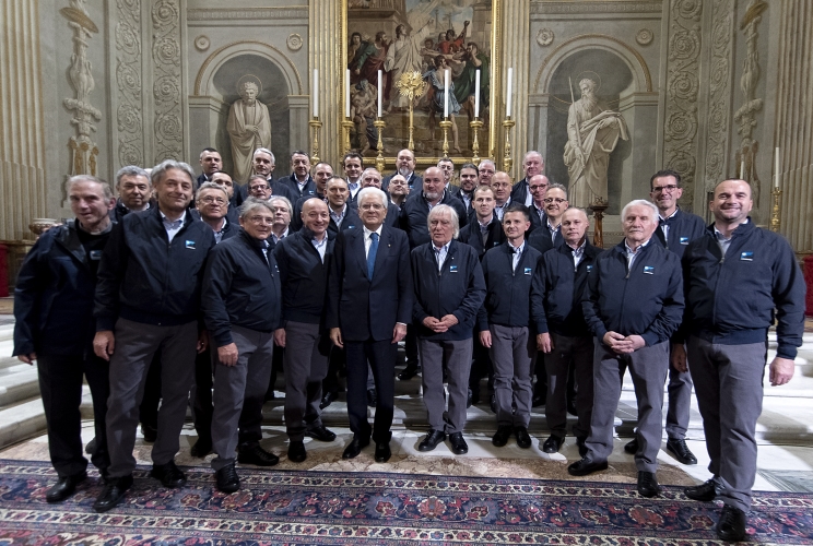 Il Presidente della Repubblica Sergio Mattarella con il Coro I Crodaioli diretto da Bepi De Marzi 