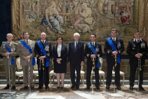 Il Presidente Sergio Mattarella e il Ministro della Difesa, Elisabetta Trenta con gli insigniti delle decorazioni dell'Ordine Militare d'Italia