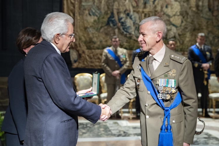 Il Presidente Sergio Mattarella procede alla consegna della decorazioni dell'Ordine Militare d'Italia, conferite nell'anno 2018,al Generale di Corpo d’Armata Giovanni Maria Clemente Carlo Fungo,Croce di “Cavaliere” dell’Ordine Militare d’Italia. 
