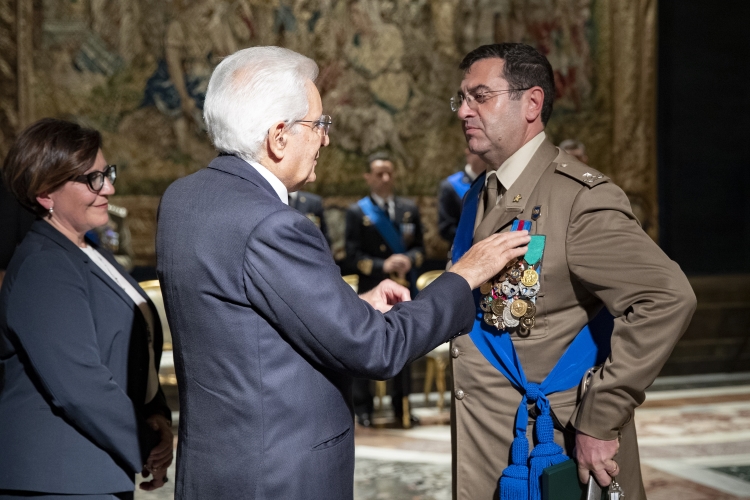 Il Presidente Sergio Mattarella procede alla consegna della decorazioni dell'Ordine Militare d'Italia, conferite nell'anno 2018,al Generale di Brigata Claudio Minghetti,Croce di “Cavaliere” dell’Ordine Militare d’Italia. 
