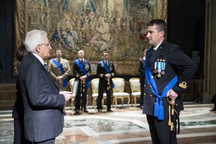 Il Presidente Sergio Mattarella procede alla consegna della decorazioni dell'Ordine Militare d'Italia, conferite nell'anno 2018,al Capitano di Corvetta Robert Gelsomino,Croce di “Cavaliere” dell’Ordine Militare d’Italia.
