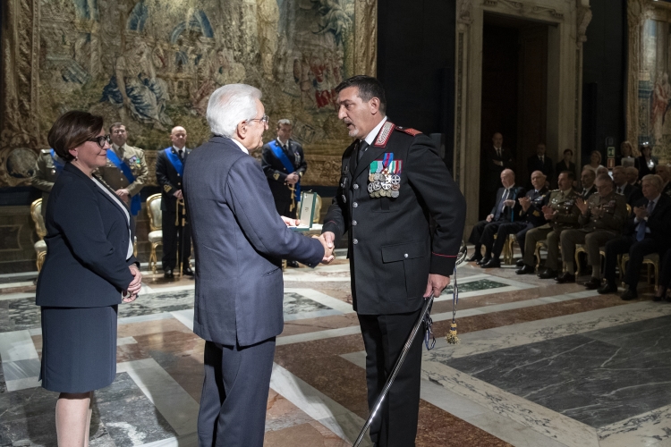 l Presidente Sergio Mattarella procede alla consegna della decorazioni dell'Ordine Militare d'Italia, conferite nell'anno 2018,al Luogotenente C.S. Giuseppe Rizzello - Croce di “Cavaliere” dell’Ordine Militare d’Italia.
