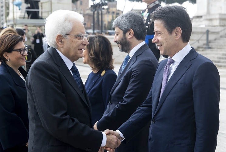 Il Presidente Sergio Mattarella saluta il Presidente del Consiglio Giuseppe Conte in occasione della deposizione di una corona d’alloro sulla Tomba del Milite Ignoto, nella ricorrenza del Giorno dell’Unità Nazionale e Giornata delle Forze Armate