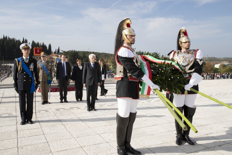 Il Presidente Sergio Mattarella con il Ministro della Difesa Elisabetta Trenta depone una corona d'alloro al Sacrario di Redipuglia 
