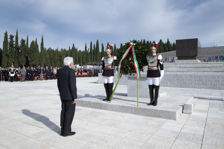 Il Presidente Sergio Mattarella depone una corona d'alloro al Sacrario di Redipuglia 