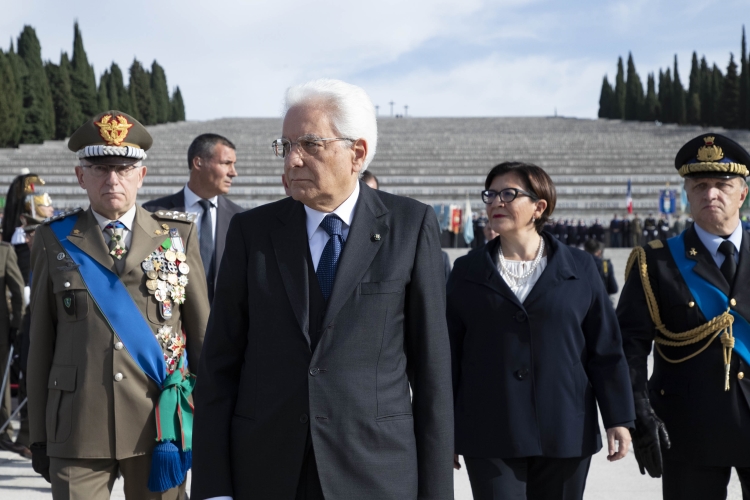 Il Presidente Sergio Mattarella con il Ministro della Difesa Elisabetta Trenta e il Capo di Stato Maggiore della Difesa, Claudio Graziano, in occasione della deposizione di una corona d'alloro al Sacrario di Redipuglia 