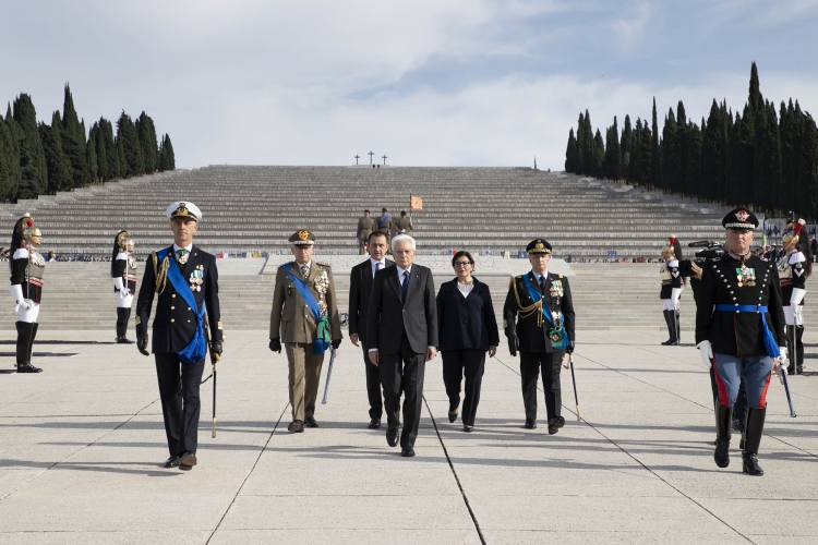 Il Presidente Sergio Mattarella con il Ministro della Difesa Elisabetta Trenta in occasione della deposizione di una corona d'alloro al Sacrario di Redipuglia 