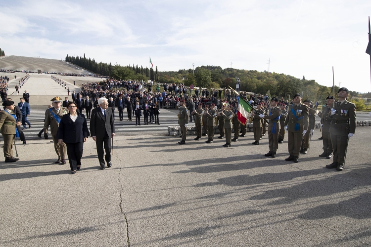 Il Presidente Sergio Mattarella con il Ministro della Difesa al Sacrario di Redipuglia