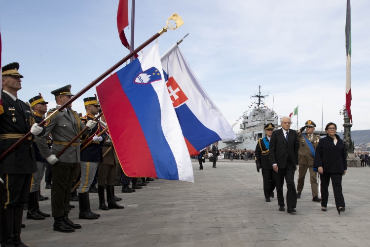 Il Presidente Sergio Mattarella, nel Giorno dell'Unità Nazionale e Giornata delle Forze Armate, è in Piazza Unità d'Italia di Trieste, mentre passa in rassegna i reparti schierati. 