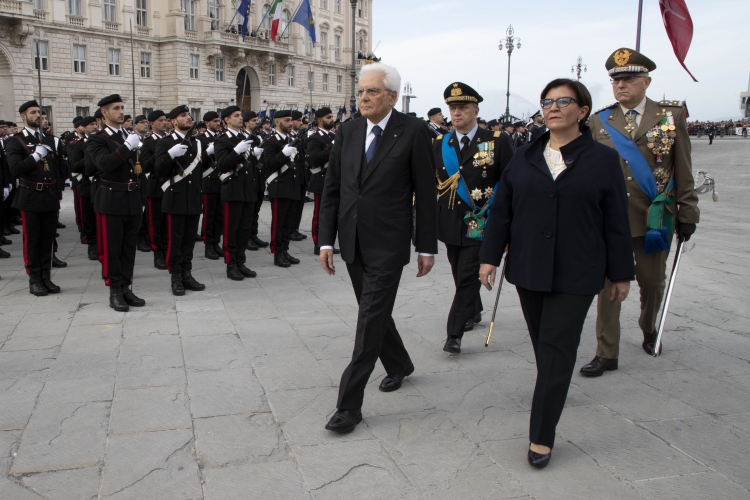 Il Presidente Sergio Mattarella, nel Giorno dell'Unità Nazionale e Giornata delle Forze Armate, è in Piazza Unità d'Italia di Trieste, mentre passa in rassegna i reparti schierati. 