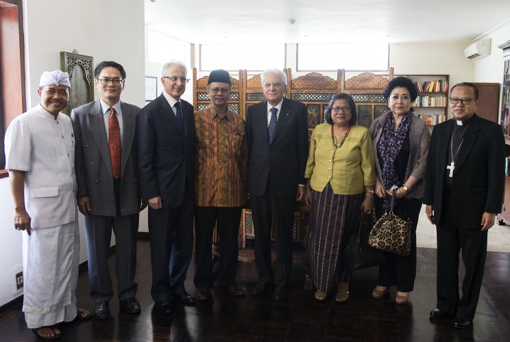 Il Presidente Sergio Mattarella in occasione dell'incontro con i leader delle religioni ufficialmente riconosciute in Indonesia