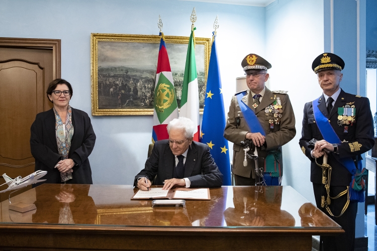 Il Presidente Sergio Mattarella con il Ministro della Dfesa Elisabetta Trenta, il Gen.Claudio Graziano e il Gen.Enzo Vecciarelli, rispettivamente Capo di Stato Maggiore della Difesa uscente e subentrante