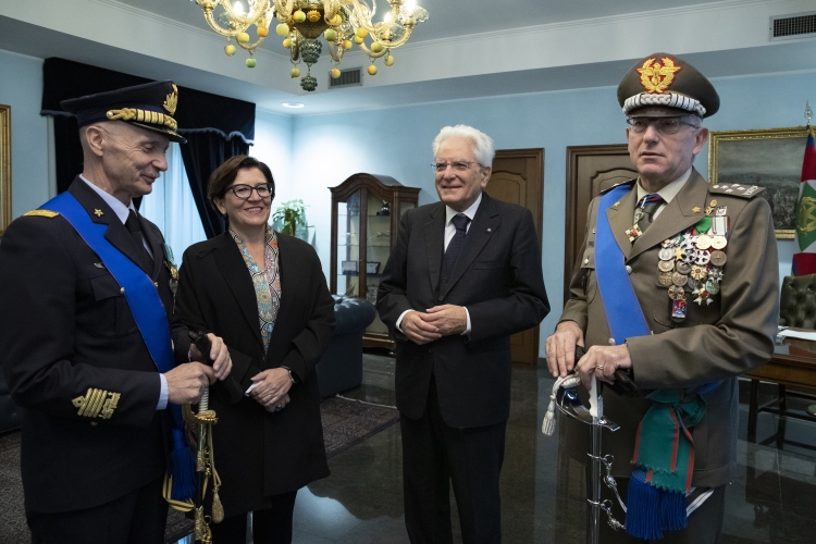 Il Presidente Sergio Mattarella con il Ministro della Dfesa Elisabetta Trenta, il Gen.Claudio Graziano e il Gen.Enzo Vecciarelli, rispettivamente Capo di Stato Maggiore della Difesa uscente e subentrante
